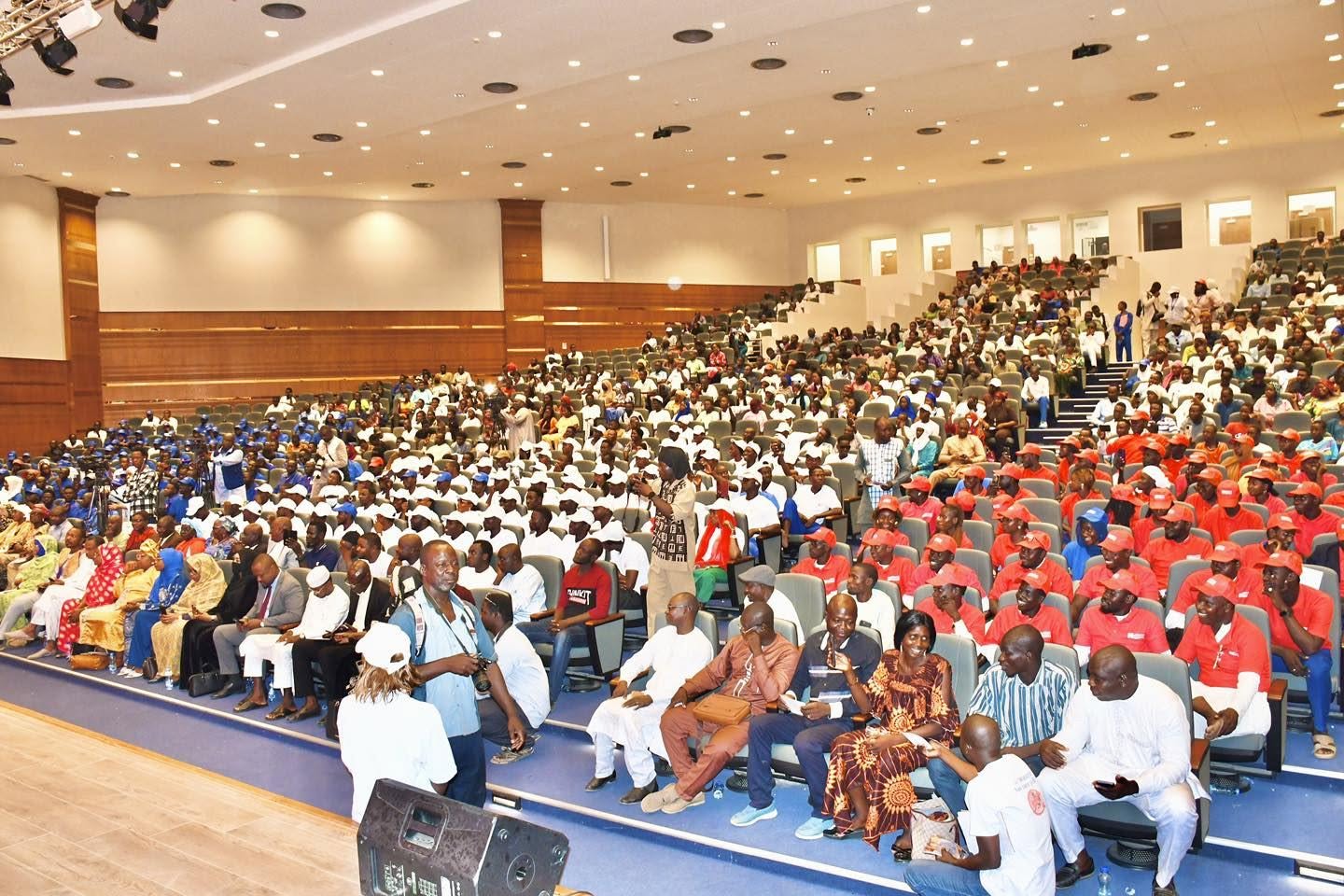 Cérémonie de remise des attestations et kits à 460 jeunes de la ville de N’Djamena, formés par 8 centres de formation.